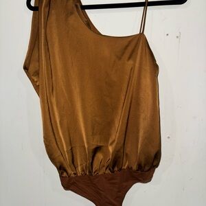 Le Lis Copper One-Shoulder Top